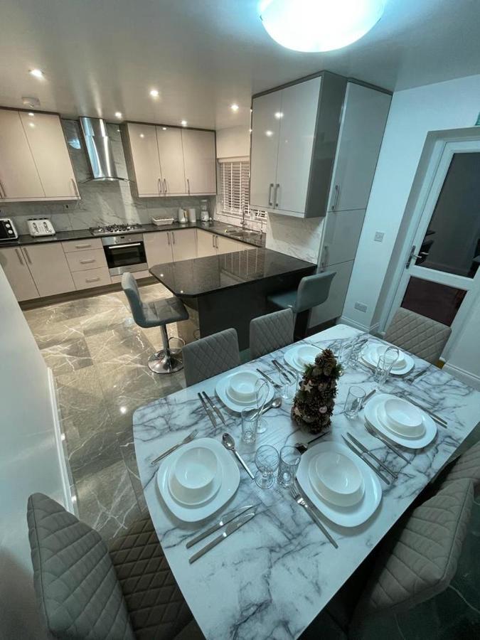 Beautiful All Room En-Suite 4 Bedrooms House , Free Parking, Wifi, Corporate, Contractors, Family Relocation, Contact Us For Long Term Rate Ilford Exterior foto